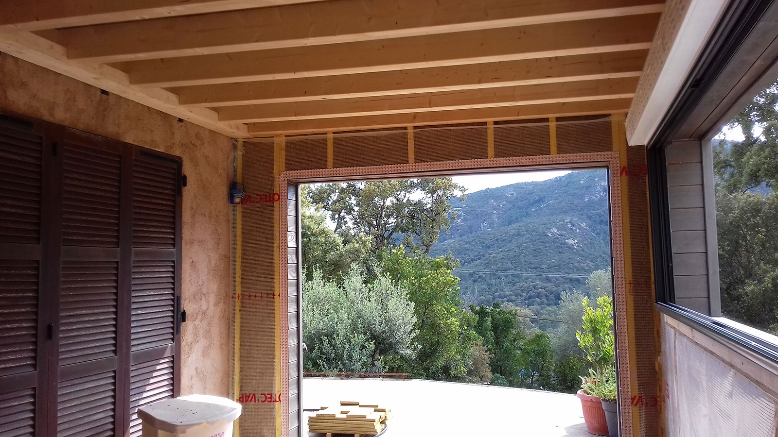 Extension, surélévation, studio de jardin et mezzanine en bois à Peri