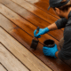 Terrasse en bois rénovée avec soin : entretien réalisé avec un saturateur pour raviver la teinte naturelle du bois et le protéger durablement des agressions extérieures, typiques du climat corse.