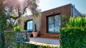 studio_bois_corse Découvrez ce studio de jardin en bois de 20 m² construit à San Gavino di Tenda (Haute-Corse) par Corse Solutions Bois. Un espace fonctionnel, esthétique et entièrement prêt-à-vivre, idéal pour une extension de maison, un bureau indépendant ou un logement locatif. Réalisé en ossature bois, ce studio allie design contemporain, confort thermique et intégration parfaite dans l’environnement naturel corse.