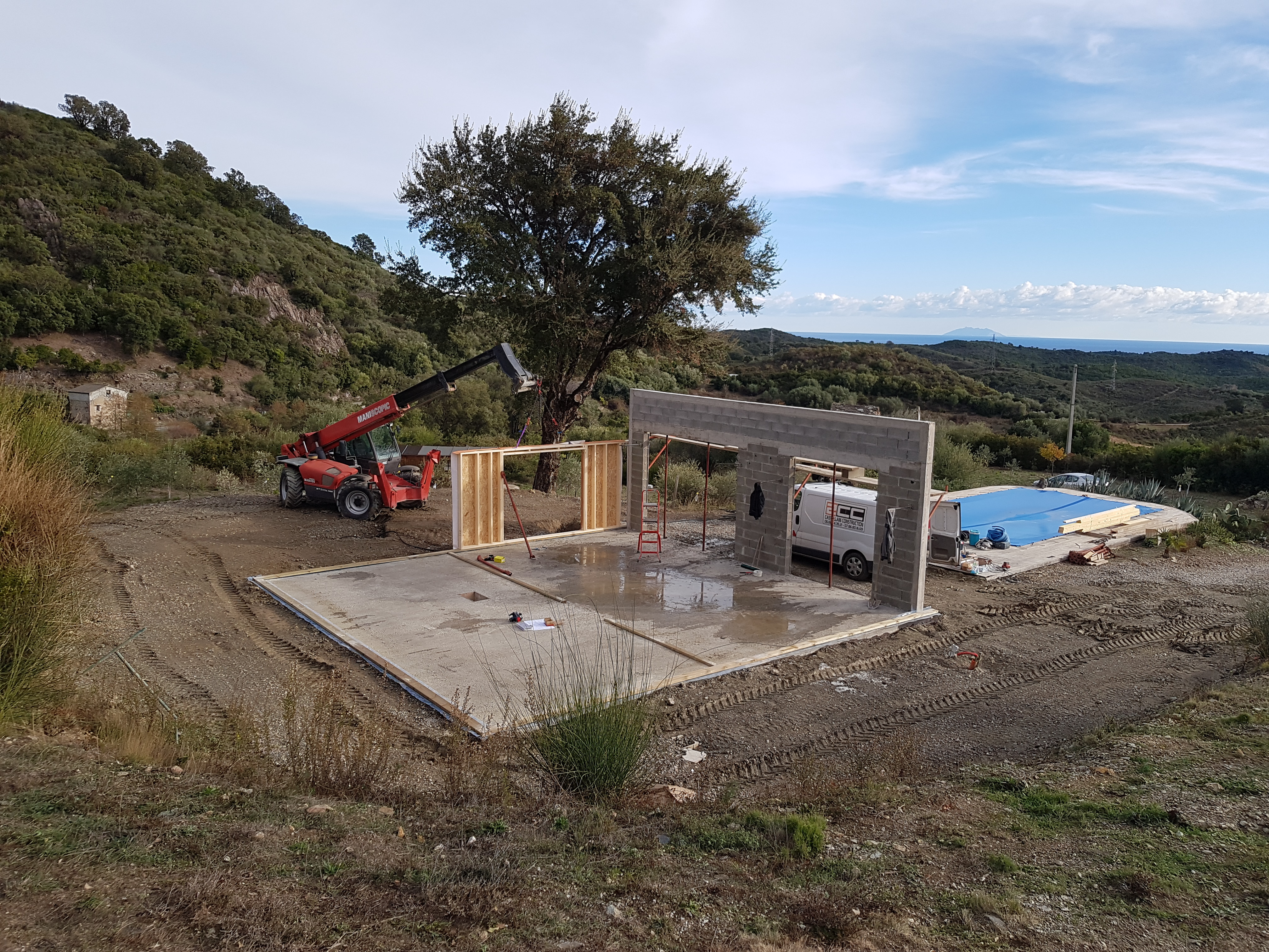 Extension, surélévation, studio de jardin et mezzanine en bois à Luri