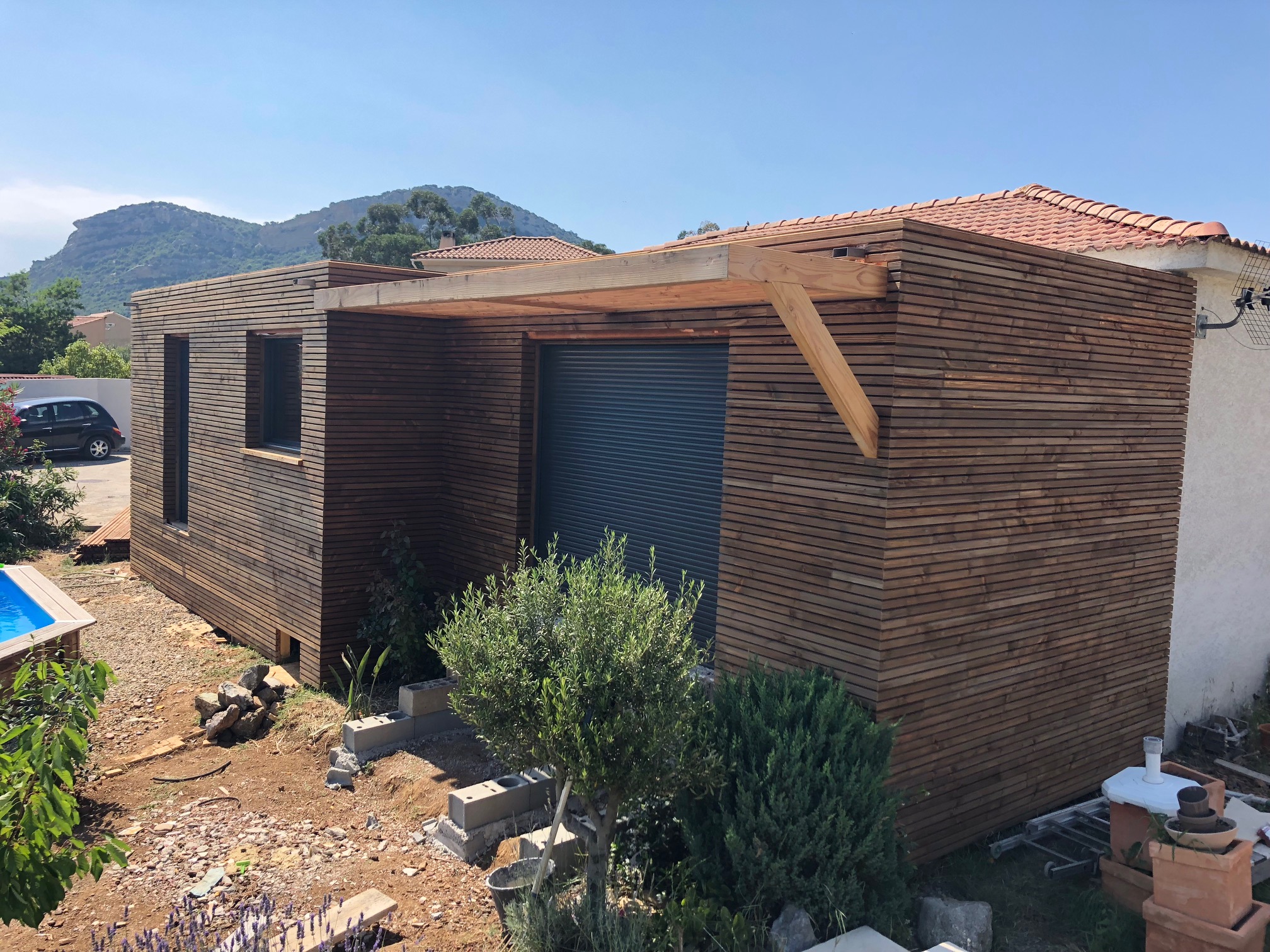 Extension, surélévation, studio de jardin et mezzanine en bois en Corse
