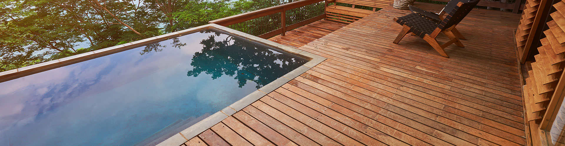 Garage, abri de jardin et pool house en bois en Corse
