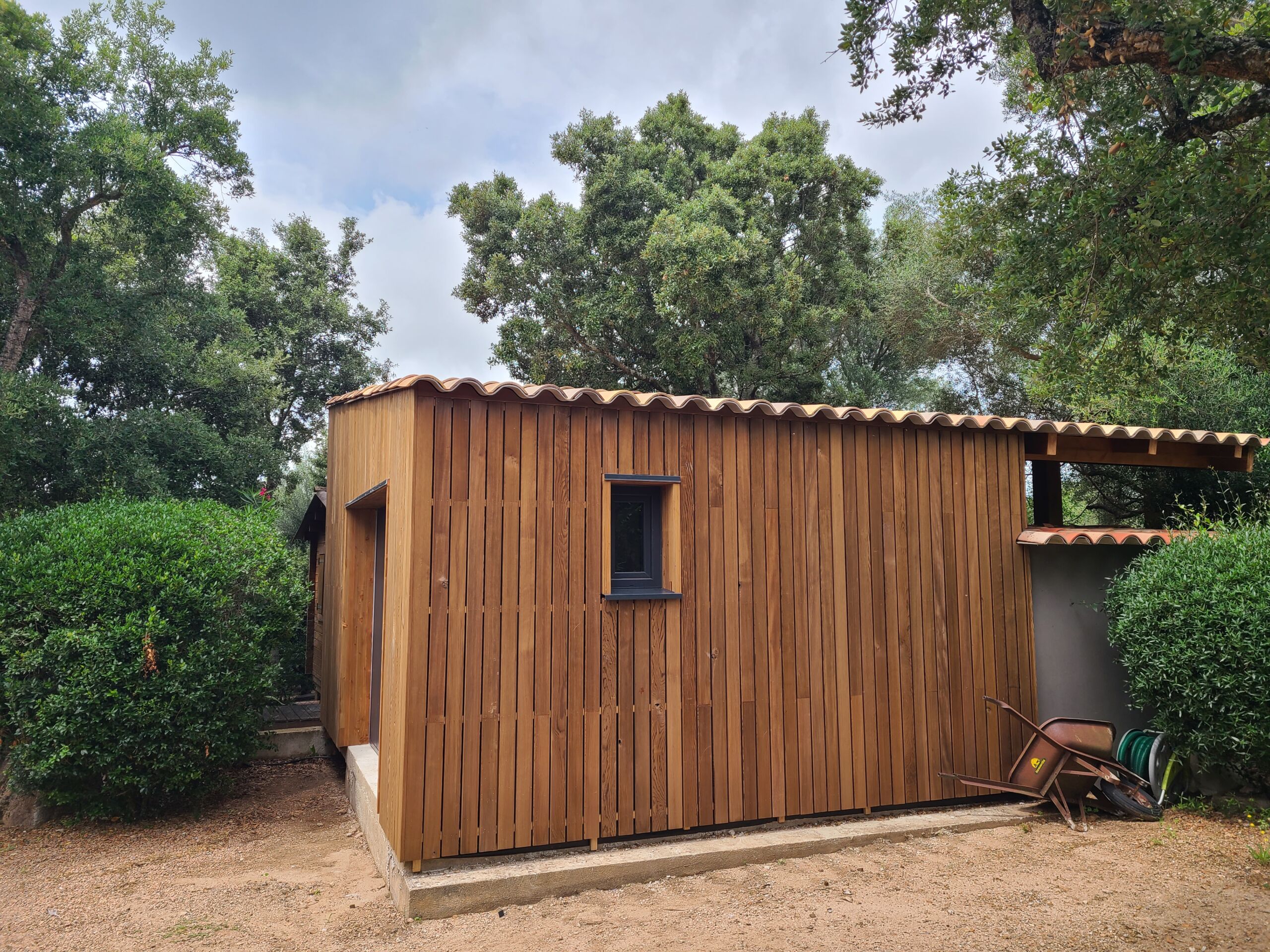 Abri, garage & pool house à Corte