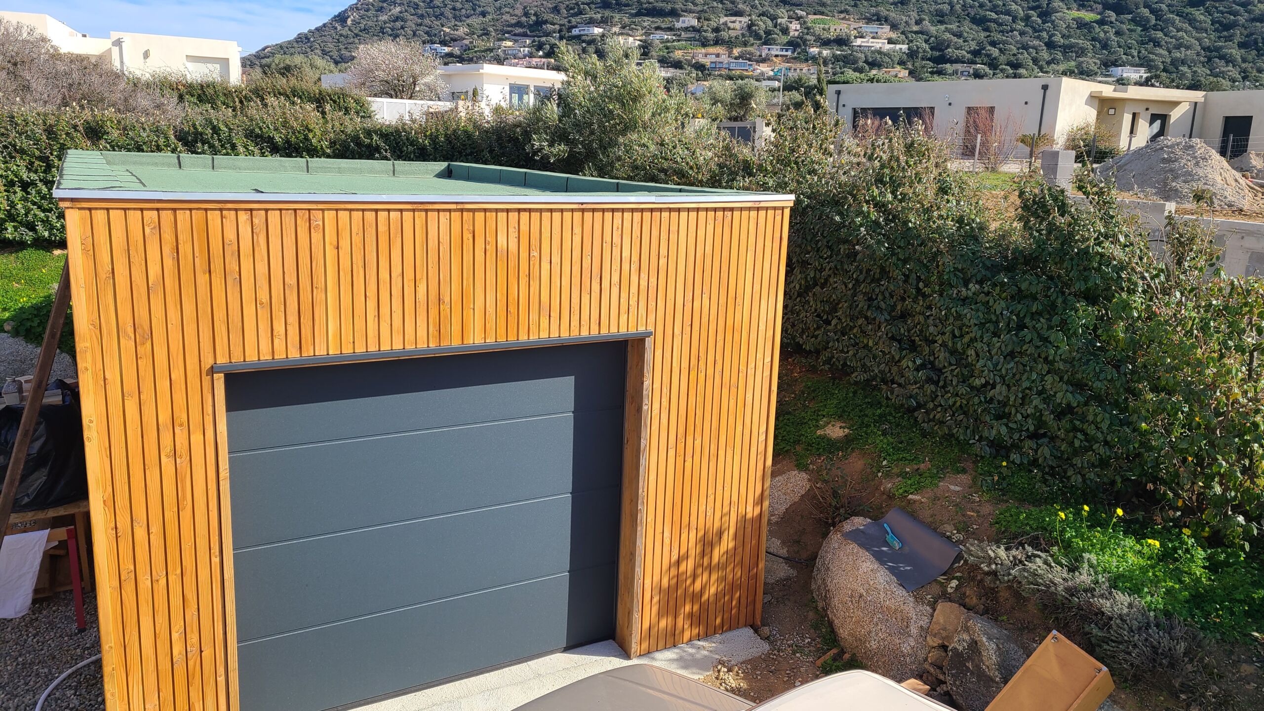 Bardage bois et fibre-ciment, isolation extérieure en Corse