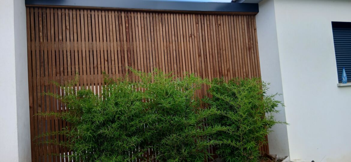 Claustra bois Corse : fabrication et pose de claustras sur mesure pour terrasse, jardin, piscine et pergola. Devis gratuit avec Corse Solutions Bois.